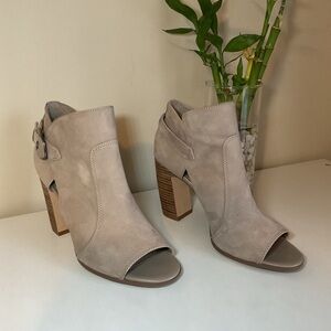 Vince Camuto Open Toe Booties Block Heel Beige Suede Size 8.5